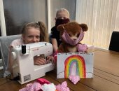 بعد وفاة عمهما بكورونا.. طفلتان تصنعان الكمامات و القلوب القماشية للأطباء