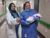 صور.. لحظة خروج 14 حالة بينهم سيدة ومولودها من مستشفى الحجر الصحى بإسنا