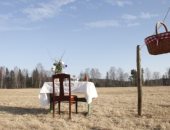 الحياة فى زمن كورونا تغييرات على كل الأشكال.. مطعم لزبون واحد فى السويد.. "فرح باللاسلكى" العروسان فى حقل والمعازيم فى سياراتهم.. سينما تعرض أفلامها على الجدران فى باريس.. ودروع واقية ومقاعد بوجهين بالطائرات