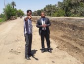 صور.. نائب محافظ أسوان يتفقد أعمال تنفيذ المشروعات بمدينة دراو 