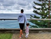 من أمام المحيط.. رونالدو يدعو الجميع بالبقاء فى منازلهم بصورة جديدة مع طفلته