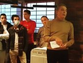 النجم محمود حميدة يوجه رسالة للعاملين بمسلسل "لما كنا صغيرين"..اعرف قال إيه 