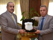 وزير الطيران يكرم أشرف القاضى رئيس مجلس إدارة مستشفى مصر للطيران السابق 