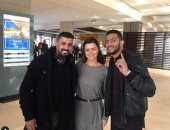 نور تتوسط محمد رمضان والمخرج محمد سامى فى صورة جديدة من كواليس مسلسل البرنس