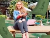 الدولارات فى كل حتة.. آسر ياسين ونيللى كريم فى فيديو تيك توك جديد