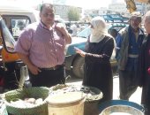 صور.. حملة تموينية للتفتيش على البقالين والمجمعات الاستهلاكية غرب الإسكندرية
