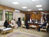 محافظ قنا يستقبل عددا من المواطنين بمكتبه للاستماع إلى شكواهم.. صور