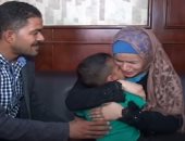 فيديو.. "بكاء وأحضان وفرحة" لسيدة استعادة طفلها المختطف بسوهاج