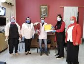 القومى للمرأة ببنى سويف يقدم ورودا للجيش الأبيض بمستشفيات الحميات والصدر