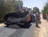 صور.. رصف طرق قرية المنشية بكوم أمبو فى أسوان