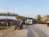 صور.. انهيار جزئى بكوبرى للمشاة فى قرية السلام بالشرقية