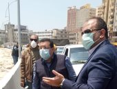 صور ..نائب محافظ الإسكندرية يشن حملة لإزالة الإشغالات بمحور المحمودية 