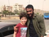أحمد العوضى مع طفل حادث محاولة اغتيال وزير الداخلية في مسلسل الاختيار 