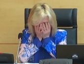 انهيار مسئولة بـ"الصحة" الإسبانية بالبكاء خلال إعلان ضحايا كورونا من الأطباء.. فيديو