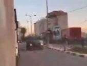 فلسطينيون يلقون الحجارة والإطارات على مدرعات الاحتلال في رام الله.. فيديو