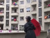 "ارقص تحت المطر".. سكان سويسرا يقضون ساعات الحظر بطريقة مبهجة من البلكونات
