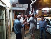 غلق وتشميع محلات تجارية لمخالفتها قرار حظر التجوال بمركز المحلة