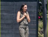 صور.. أصحاب جال جادوت احتفلوا بعيد ميلادها على باب بيتها بسبب كورونا