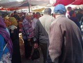 صور.. زحام شديد بسوق الميدان فى الإسكندرية رغم التحذيرات