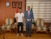 صور.. محافظ الدقهلية يستقبل طارق حامد لاعب الزمالك والمنتخب
