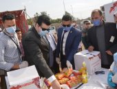 تسليم 6000 كرتونة مواد غذائية على العمالة غير المنتظمة بالشرقية