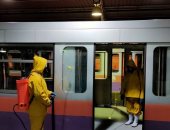 صور.. شركة المترو تواصل تعقيم وتطهير المحطات والقطارات ضد كورونا