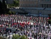 باستخدام علامات بلاستيكية.. عمال اليونان يتحدون الحظر ويحتفلون بعيدهم