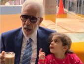نبيل الحلفاوى مع حفيدته: "بحب الصورة دى ونفسى اعرف كانت بتقوللي إيه"