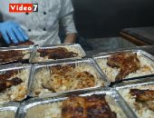 جدعنة المصريين .. مطعم يوزع مئات وجبات الكفتة والفراخ للعمالة غير المنتظمة