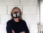 هيلارى كلينتون بقناع وبدون ميك آب: أصوت لبلدى ومجتمعى وأحفادى