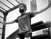 شاهد.. محمد صلاح يستعد لعودة الدوري الإنجليزي بالقهوة والتدريبات المنزلية