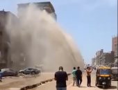 صور.. كسر خط مياه رئيسى بالمطرية 1200 ملم شرق القاهرة