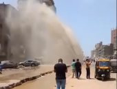 شاهد لحظة كسر خط مياه رئيسى بالمطرية "1200 ملم" شرق القاهرة