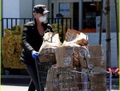 تشارليز ثيرون تتسوق بكميات ضخمة مرتدية الكمامة والقفازات