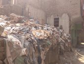 تراكم القمامة بمنزل مهجور بشبرا الخيمة.. والأهالى يكتشفون ثعابين بداخلها