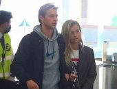 دى يونج يصل مطار برشلونة استعدادا للمشاركة فى التدريبات