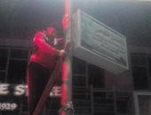 صور.. حملة مسائية لإزالة الإعلانات المخالفة وسط الإسكندرية بالتزامن مع الحظر