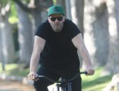 جيسون ستاثام على الدراجة بشوارع لوس أنجلوس بدون إجراءات وقاية من كورونا