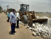 صور.. رفع تجمعات القمامة ونواتج تطهير الترع وإزالة بعض التعديات فى أسيوط