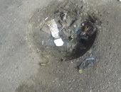 شكوى من تهالك غطاء بالوعة صرف بشارع كورنيش النيل بالوراق الحضر