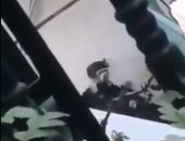 جنود إسرائيليون يحاولون اقتحام منزل بالقوة خلال اقتحام مخيم العروب.. فيديو