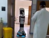 طبيب يستخدم إنسان آلى للتواصل مع مرضى كورونا بمستشفى الملك سلمان.. فيديو