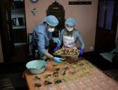الإنسانية تنتصر.. زوجان يُعدان وجبات للجيش الأبيض بإحدى مستشفيات بوليفيا