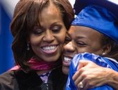 قبلة ورسالة حب من ميشيل أوباما لابنتها في تخرجها من المدرسة الثانوية.. صورة