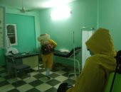 "معاً ضد الكورونا" بأسوان تطهر المنازل وتوزع الكمامات على المواطنين