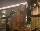 راموس يعزف على البيانو لأول مرة بسبب عزلة كورونا.. فيديو