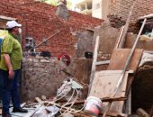 مصرع طفلة بعد سقوط حائط الجيران على منزل أسرتها بأسوان.. صور