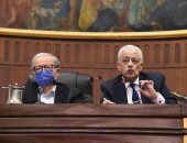 صور.. وزير التعليم: السيدات كانوا واقفين صفوف لشراء الأبحاث زى طابور العيش   