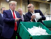 الرئيس الأمريكى دونالد ترامب يتفقد مصنعا لإنتاج الكمامات فى ولاية أريزونا
