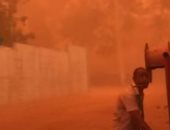 عاصفة رملية تحول سماء عاصمة النيجر إلى اللون الأحمر.. فيديو